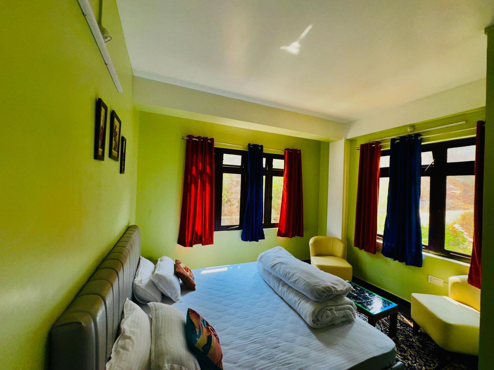 Xtsy Travellers Hostel Шиллонг Экстерьер фото